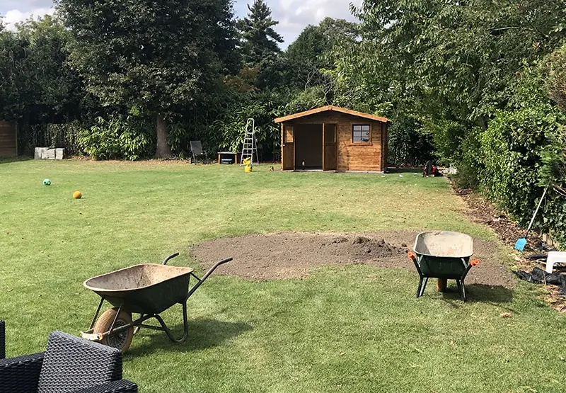 Installation d'abris de jardin et de structures extérieures
