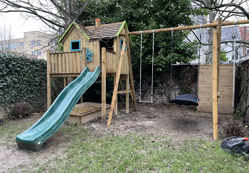 Abri de jardin et jeux pour enfants